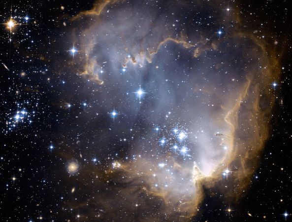 hubble-cloudy-nebula-ngc-602_19426_600x450